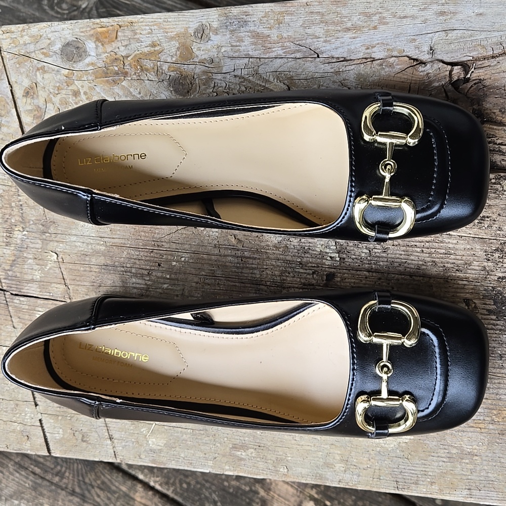 LIZ CLAIBORNE Ladies Black Pumps. Gold Hardware. Size 7.5. NEW! NEVER WORN!